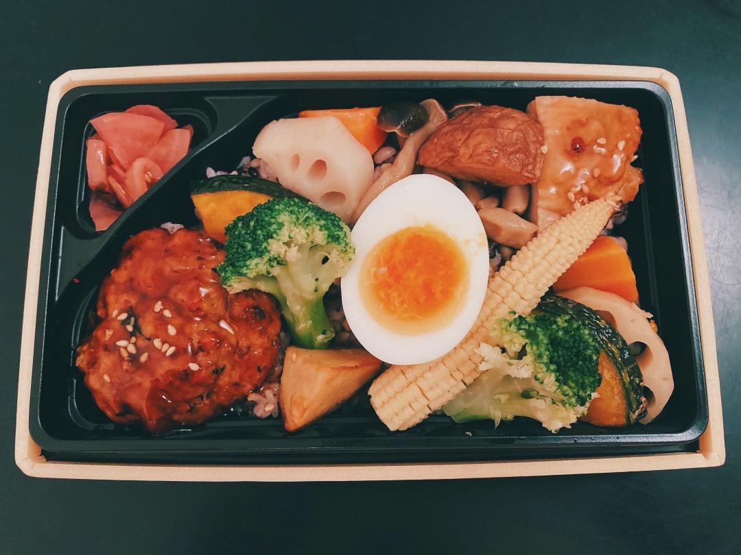 目で楽しむ春 ローソンの 豆腐ハンバーグ弁当 Scramble スクランブル