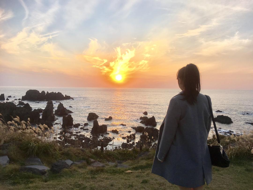 日本海に浮かぶ夕日 秋田の絶景スポット Scramble スクランブル