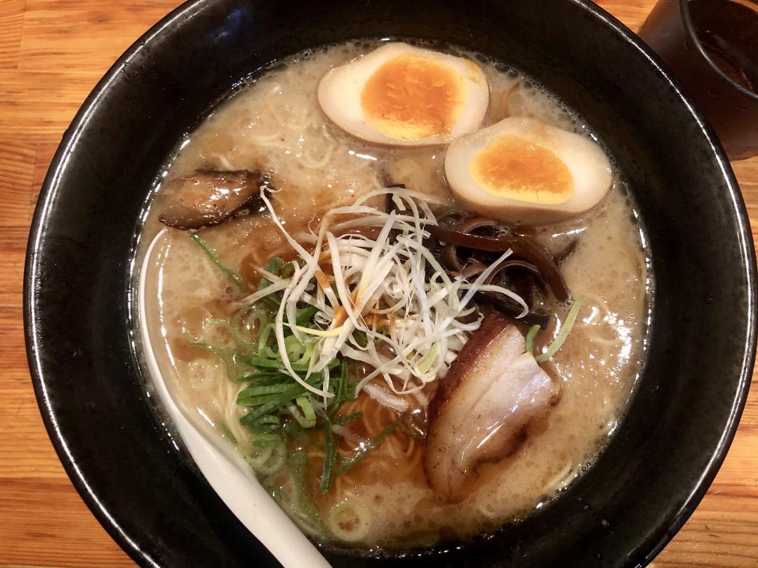 にんにく マー油がガツン 濃厚とんこつラーメン Scramble スクランブル